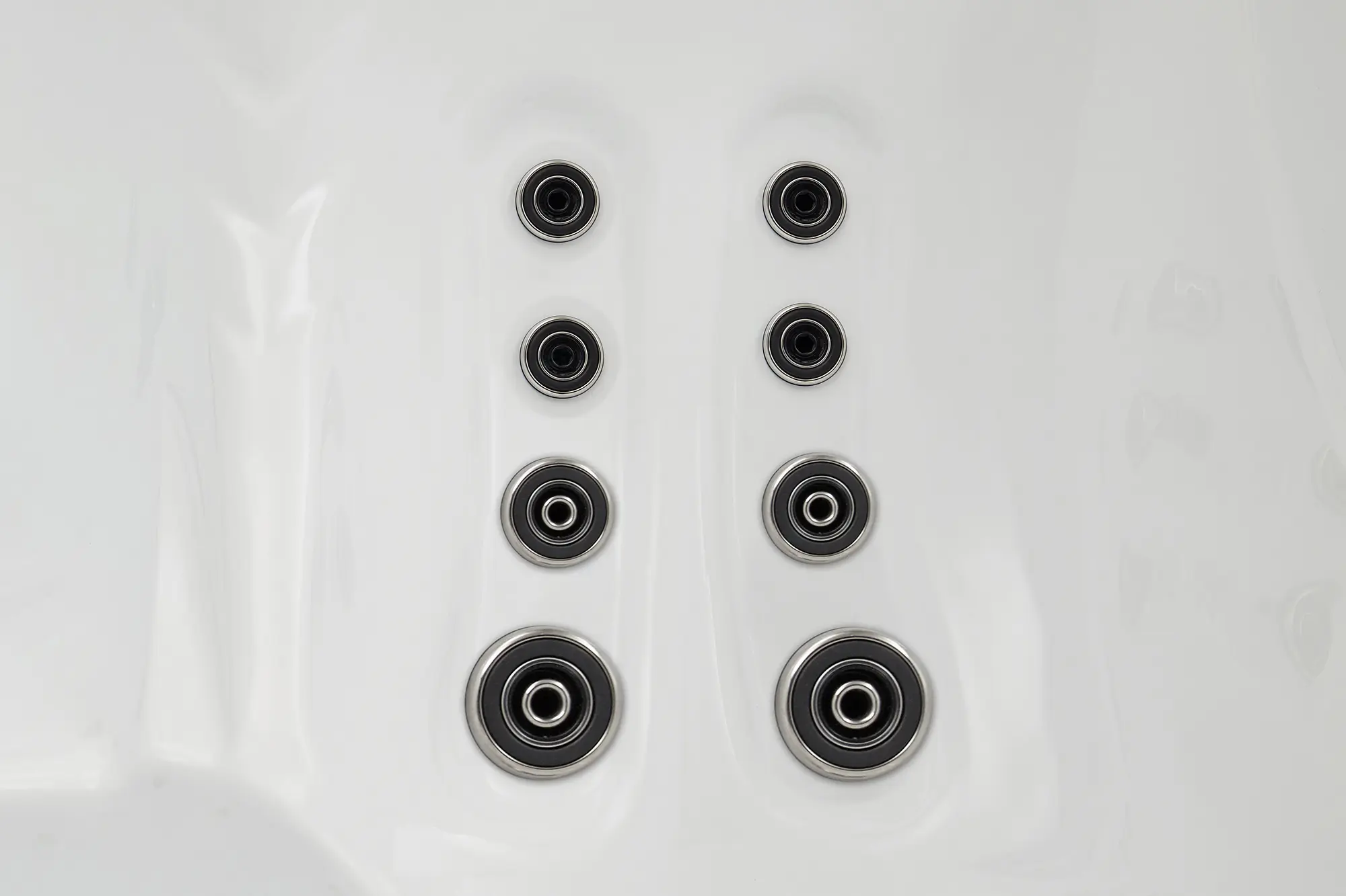 Hydrotherapy jets of different sizes arranged in the Onyx X6R spa