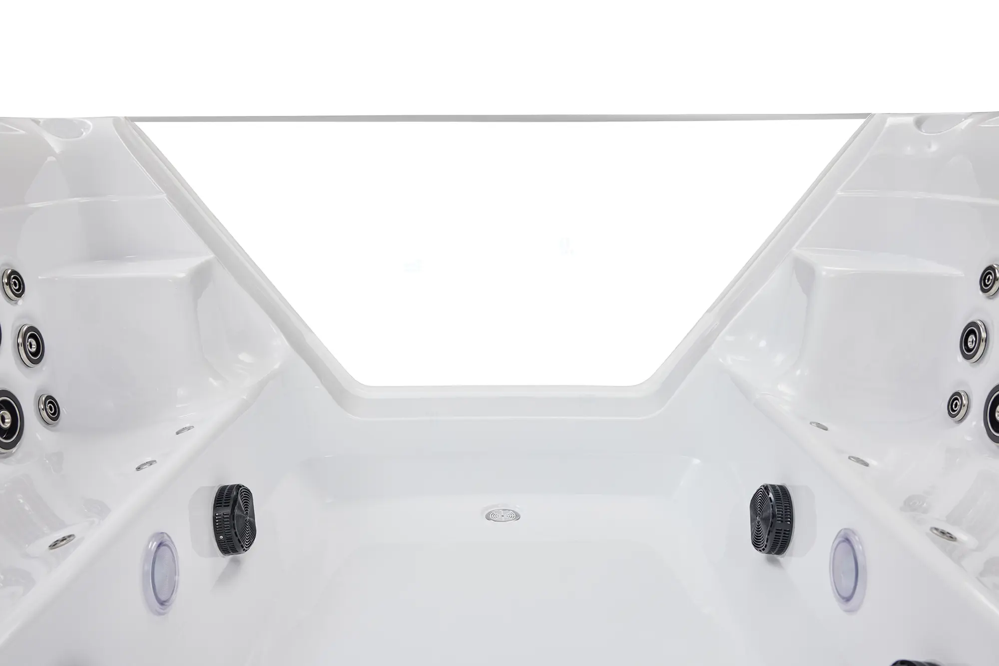 Open infinity-edge design of the Onyx X8E spa