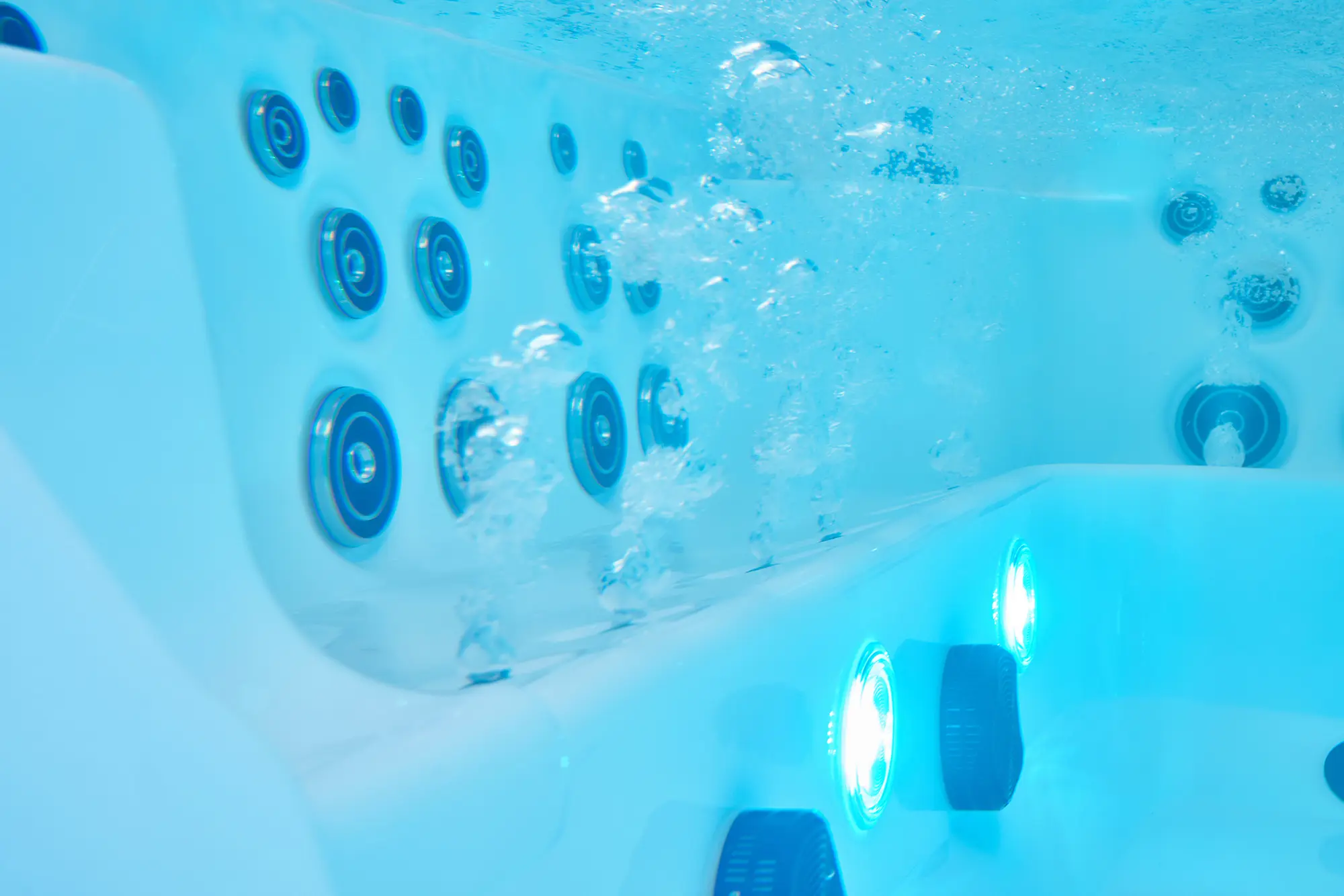 Strong water flow from hydrotherapy jets in the Onyx X8E spa